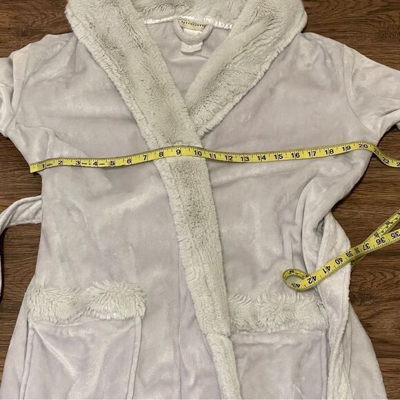 Pottery Barn Faux Fur Trim Robe With Pockets and Sash Belt Gray Size Large - Picture 9 of 13